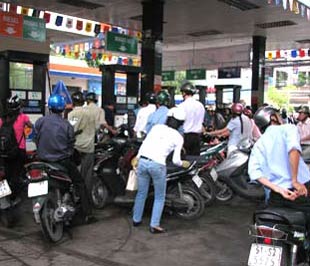 Giá mới của xăng A92 là 15.700 đồng/lít.