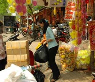 Năm nay được dự báo là một năm mà thị trường hàng Tết sẽ kém sôi động hơn mọi năm.