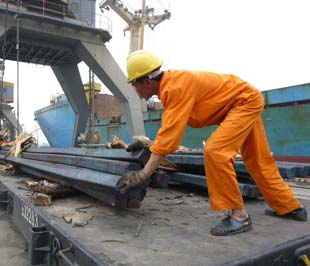 Xuất khẩu đang có xu hướng giảm trong vài tháng trở lại đây - Ảnh: Việt Tuấn.