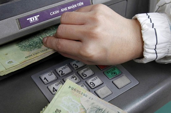 Phương án điều chỉnh lương tối thiểu được tính toán dựa trên nhiều yếu tố như GDP, CPI và mức tiền công trên thị trường năm 2011 của một số công việc giản đơn - Ảnh: Reuters.