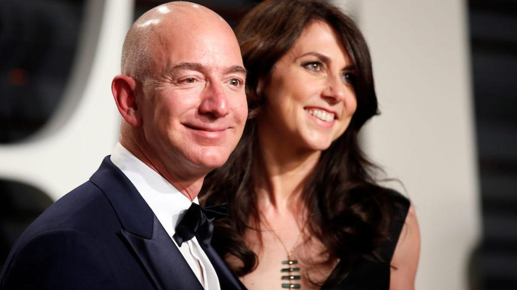 Vợ cũ của Jeff Bezos, Mackenzie Scott - người được nhận 25% cổ phần của Bezos tại Amazon sau ly hôn - cũng mất 3,3 tỷ USD tuần qua. Hiện bà sở hữu khối tài sản trị giá 57,5 tỷ USD, là một trong những phụ nữ giàu nhất thế giới - Ảnh: AP.