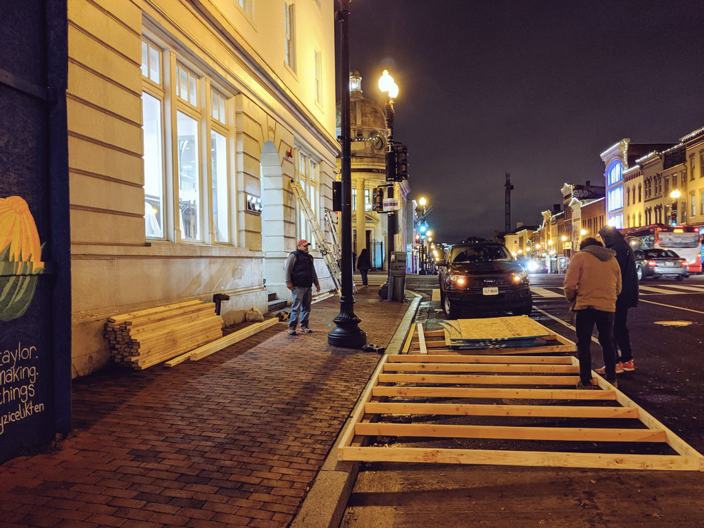 Công nhân tại một cửa hàng quần áo cao cấp tại Washington làm việc ngày đêm để chuẩn bị cho biểu tình có thể xảy ra sau đêm bầu cử - Ảnh: Twitter.