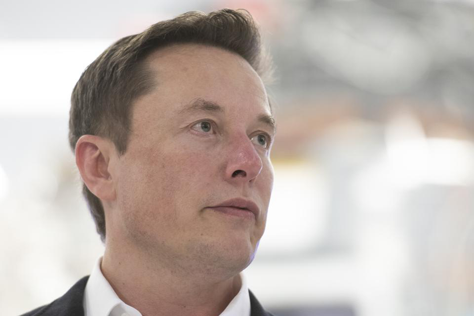Dù tài sản của Elon Musk, CEO hãng xe điện Tesla, tăng gấp 3 lần kể từ hồi tháng 3, cú giảm mạnh của giá cổ phiếu hãng này hôm 30/10 khiến ông mất 4,3 tỷ USD. Hiện Musk sở hữu tài sản 87 tỷ USD - Ảnh: Getty Images.