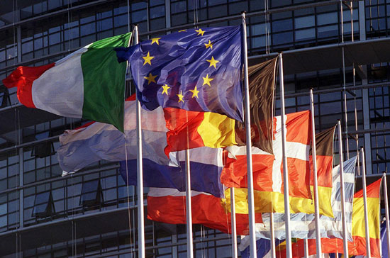 EU thông qua biện pháp giám sát tài chính xuyên biên giới.