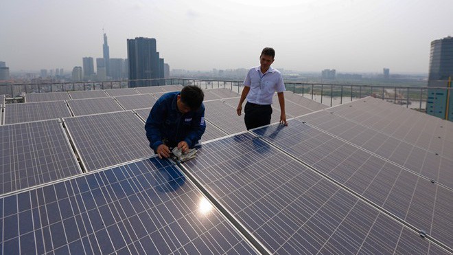 Mỗi gia đình, trên mái nhà có thể lắp đặt điện mặt trời công suất 3-10 kW, phù hợp với lưới điện hạ thế, có thể không cần mua điện từ EVN.