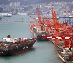 Tăng trưởng ở châu Á không thể tiếp tục chỉ dựa hoàn toàn vào xuất khẩu, châu Á cần phát triển nguồn cầu tự cường của chính mình - Ảnh: Bloomberg.