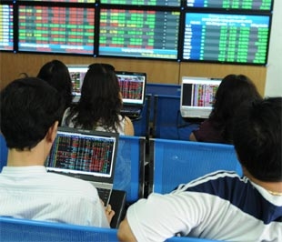 Thống kê sơ bộ giao dịch tại HOSE và HASTC từ đầu năm đến nay, dòng vốn nước ngoài chỉ thực sự mua mạnh từ giữa tháng 3, tức là khi VN-Index mới khởi động sóng tăng được ít ngày - Ảnh: Quang Liên.