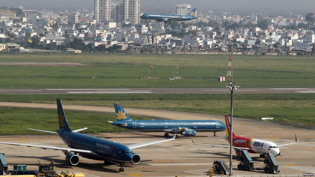 Hiện tại, sân bay Tân Sơn Nhất đang phải phục vụ quá công suất, với lượng khách khoảng 35 triệu hành khách/năm.