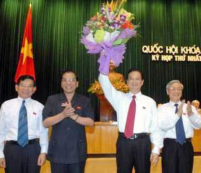 Các đồng chí lãnh đạo Đảng, Nhà nước, Quốc hội chúc mừng Thủ tướng Chính phủ Nguyễn Tấn Dũng tái đắc cử - Ảnh: chinhphu.vn