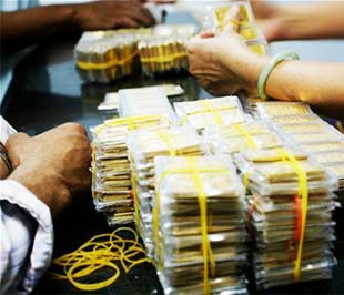Giao dịch vàng tại Công ty Vàng bạc đá quý Sài Gòn - Ảnh: Lê Toàn.