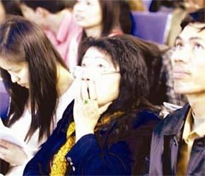 Nhiều nhà đầu tư mới gia nhập thị trường đã có tâm trạng bất an sau khi chứng khoán liên tiếp tục dốc những ngày qua - Ảnh: TP.