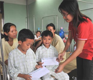 Chương trình cũng sẽ giúp người xem có một cái nhìn cận cảnh về căn bệnh tim bẩm sinh ác nghiệt đang hàng ngày cướp đi sự sống của nhiều em nhỏ.