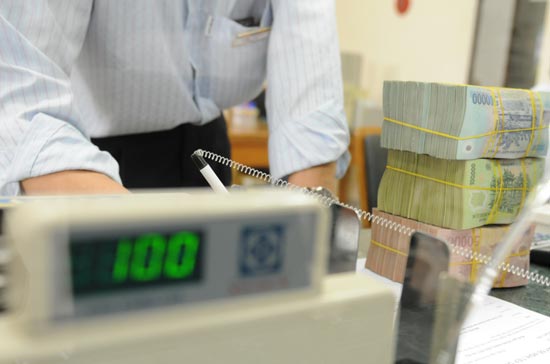 Nhiều ngân hàng đã tìm cách “lách” trần lãi suất bằng cách thu thêm phí.