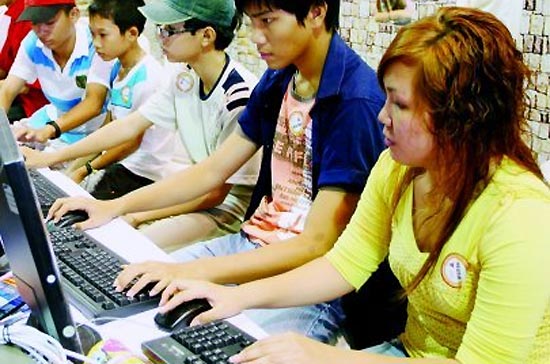 Theo một khảo sát gần đây, 79% số người sử dụng Internet tại các thành phố lớn nằm trong độ tuổi từ 15-19.