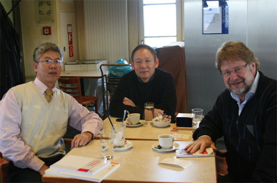 TS. Nguyễn Đức Kiên (trái) cùng TS. Trần Văn, Ủy viên Ủy ban Tài chính - Ngân sách của Quốc hội trao đổi với giáo sư Michael von Hauff ( Đại học Tổng hợp Kaiserslautern - Đức) về lý thuyết phát triển bền vững tại Cộng hòa Liên bang Đức.