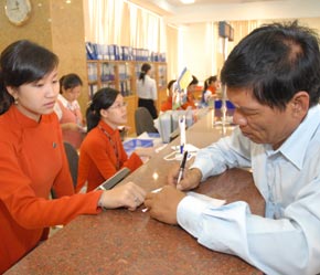 Người dân gửi tiền tại Sacombank.