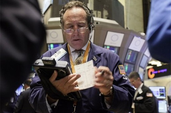 Trong phiên này, cả 10 ngành trong chỉ số S&P 500 đều mất điểm - Ảnh: AP.