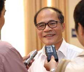 "Nếu kìm tăng trưởng lại thì nguồn lực yếu đi, nhưng nếu nới ra quá mức thì giá cả tăng."