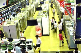 Theo báo cáo của Sở Công Thương Hà Nội, 10 tháng đầu năm 2009, tổng mức bán hàng hóa và doanh thu dịch vụ tiêu dùng xã hội tăng 13,5% so với cùng kỳ năm 2008.