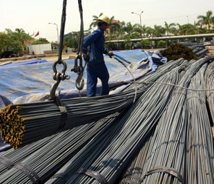 Hiện lượng thép thành phẩm tồn kho tại các doanh nghiệp khá lớn - Ảnh: Việt Tuấn.