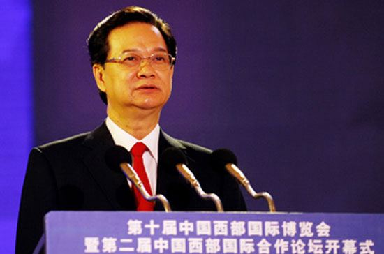 Thủ tướng Nguyễn Tấn Dũng phát biểu tại Diễn đàn Quốc tế miền Tây Trung Quốc lần thứ 2 tại Thành Đô, thủ phủ tỉnh Tứ Xuyên trong chuyến thăm Trung Quốc vào tháng 10/2009 - Ảnh: Chinhphu.vn.