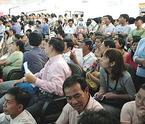 Với nhiều nhà đầu tư, phiên “rơi tự do” hôm nay mừng nhiều hơn lo.