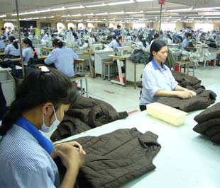 Công nhân tại một nhà máy của May 10.