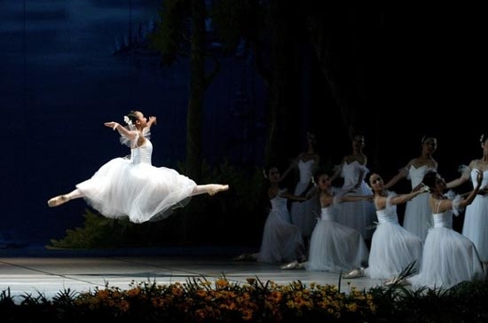 Màn biểu diễn của các nghệ sỹ ba lê Việt Nam tại tiệc chiêu đãi các phái đoàn ngoại giao nước ngoài, nhân dịp Tết cổ truyền của Việt Nam - Ảnh: Reuters.