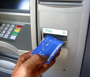Hầu hết các ngân hàng thương mại đang cung cấp dịch vụ thẻ trên tài khoản cá nhân, chủ yếu là thẻ ATM nội địa - Ảnh: VT.