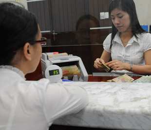 Theo số liệu từ Ngân hàng Nhà nước, tính đến ngày 13/8/2009, dư nợ cho vay vốn hỗ trợ lãi suất đã đạt hơn 395 nghìn tỷ đồng - Ảnh: Quang Liên.