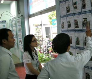 Khách tìm mua nhà ở sàn giao dịch bất động sản ACB đã đông hơn - Ảnh: T.T.D.