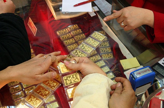 Trong vòng khoảng 10 ngày trở lại đây, thị trường đã không còn “lạ” với sự biến động chóng mặt của giá vàng mỗi ngày.