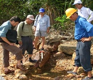 Một đoàn kiểm tra địa chất đang làm việc ở Kiên Giang.