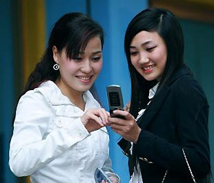 Với M2U, khách hàng có thể dễ dàng chuyển tiền cho bạn bè, người thân khi họ gặp khó khăn trong việc nạp tiền vào tài khoản nhưng lại đang có nhu cầu sử dụng dịch vụ gấp.