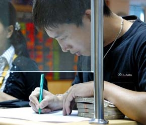 Cắm cúi ghi lệnh bán/mua - Ảnh: Việt Tuấn.