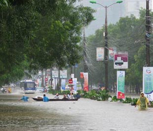 Sau trận "đại hồng thủy" cuối năm 2008, rất nhiều bất cập trong quy hoạch đô thị Hà Nội được nói tới. Song hiện còn có nhiều ý kiến chưa đồng tình áp dụng thiết chế kiến trúc sư trưởng ở Thủ đô.