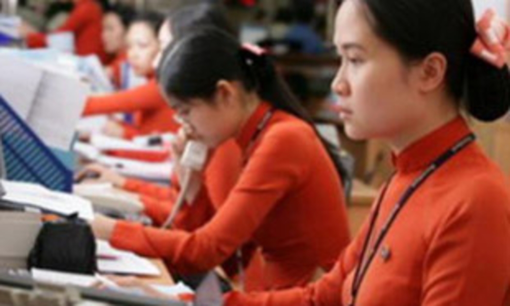 Ngoài Sacombank, nhiều ngân hàng khác cũng đã xác định là tập đoàn ngân hàng, có chiến lược hoặc hơi hướng hoạt động theo mô hình này, như Vietcombank, BIDV, Agribank, Vietinbank, ACB…