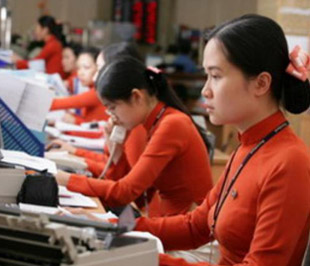 Ngoài Sacombank, nhiều ngân hàng khác cũng đã xác định là tập đoàn ngân hàng, có chiến lược hoặc hơi hướng hoạt động theo mô hình này, như Vietcombank, BIDV, Agribank, Vietinbank, ACB…