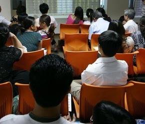 Bất chấp dự báo của HSBC, nhà đầu tư nước ngoài tiếp tục mua vào gấp khoảng 2 lần bán ra trong nhiều phiên gần đây - Ảnh: Việt Tuấn.