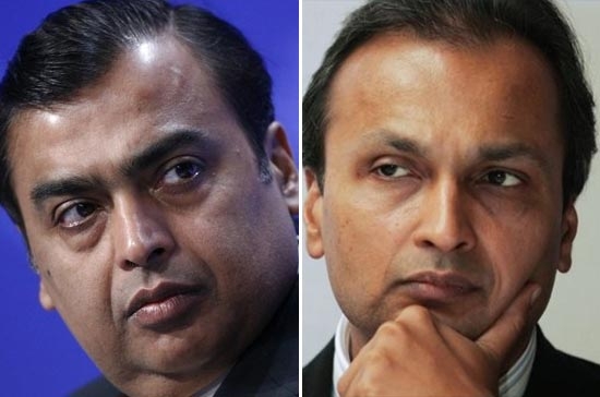 Mukesh Ambani (bên trái) và Anil Ambani - Ảnh: AP.