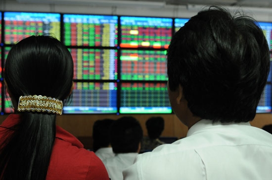 Công ty cổ phần thành lập và hoạt động theo pháp luật nước ngoài không được chào bán cổ phần trên lãnh thổ Việt Nam, trừ trường hợp điều ước quốc tế mà Việt Nam là thành viên có quy định khác.