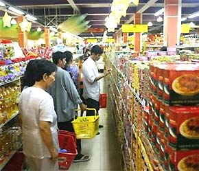Hàng nội có nhiều mức giá hơn cho người mua lựa chọn, nên đáp ứng được túi tiền của nhiều đối tượng tiêu dùng - Ảnh: TT.