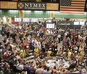 Nhiều nhà đầu cơ đã chuyển từ hợp đồng giao dài hạn sang ngắn hạn trước những dự báo chưa chắc chắn về giá dầu - Ảnh: AP.