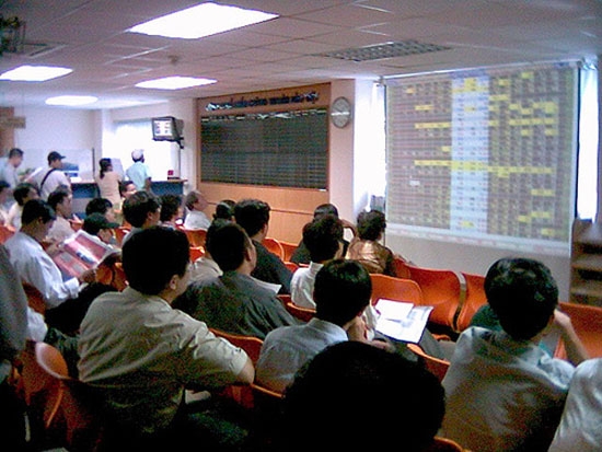 Một lượng tiền "phi sản xuất" đã được hút về, liệu dòng vốn mới vào thị trường có đủ cân bằng?