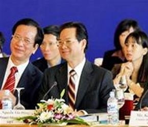 Thủ tướng Nguyễn Tấn Dũng (giữa) tại hội nghị nhóm tư vấn cho Việt Nam, tháng 12/2006 - Ảnh: Reuters