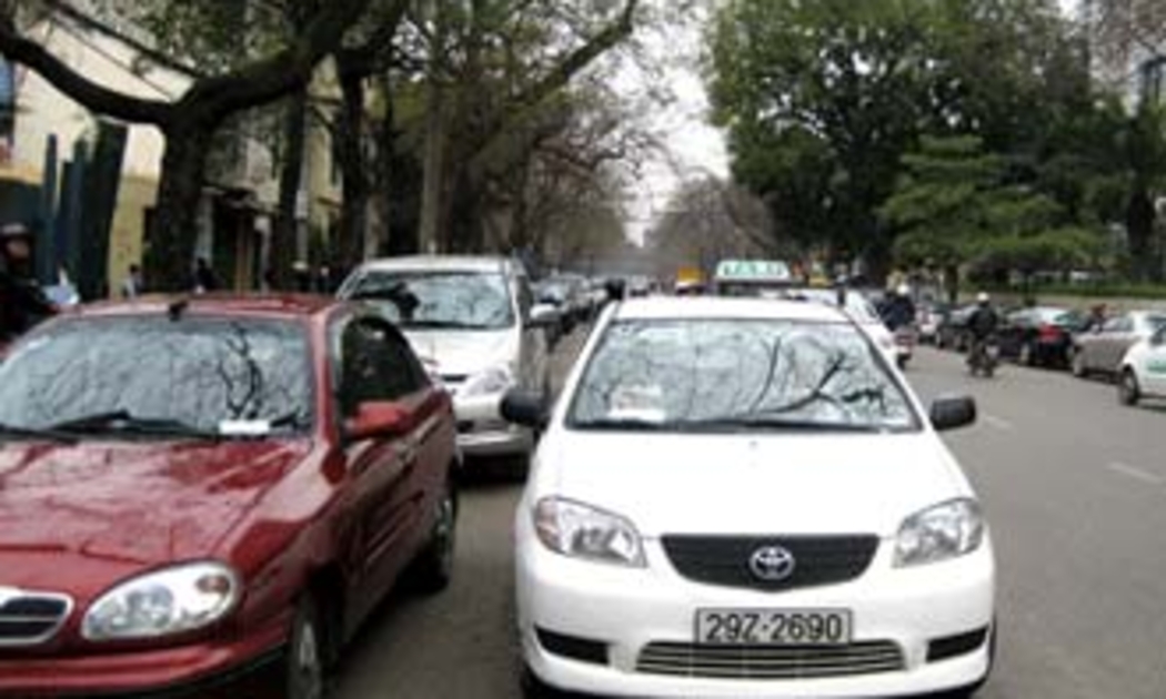 Vẫn theo kịch bản của những lần tăng giá trước, tuần qua nhiều hãng taxi đã ngay lập tức điều chỉnh giá cước mới để chống chọi đợt tăng giá kỷ lục lần này.