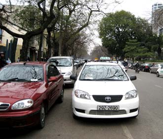 Vẫn theo kịch bản của những lần tăng giá trước, tuần qua nhiều hãng taxi đã ngay lập tức điều chỉnh giá cước mới để chống chọi đợt tăng giá kỷ lục lần này.