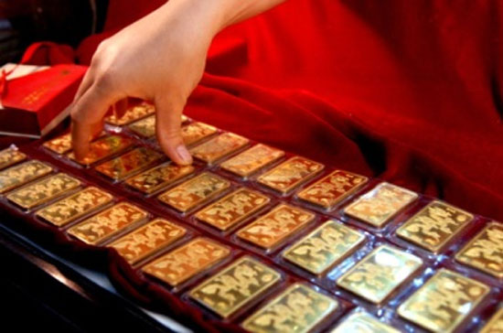 Một số ngân hàng thương mại sẽ được mở tài khoản vàng ở nước ngoài để cân bằng trạng thái nhằm bảo hiểm rủi ro biến động giá vàng.