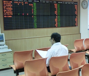 Theo nhận định của một số công ty chứng khoán, tâm lý bi quan đang ảnh hưởng mạnh mẽ tới giới đầu tư - Ảnh: Việt Tuấn.