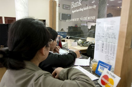 Do huy động vốn gặp khó khăn, các ngân hàng cố gắng cho vay tiêu dùng với lãi suất cao hơn lãi suất cho vay kinh doanh - Ảnh: Lê Quang Nhật.